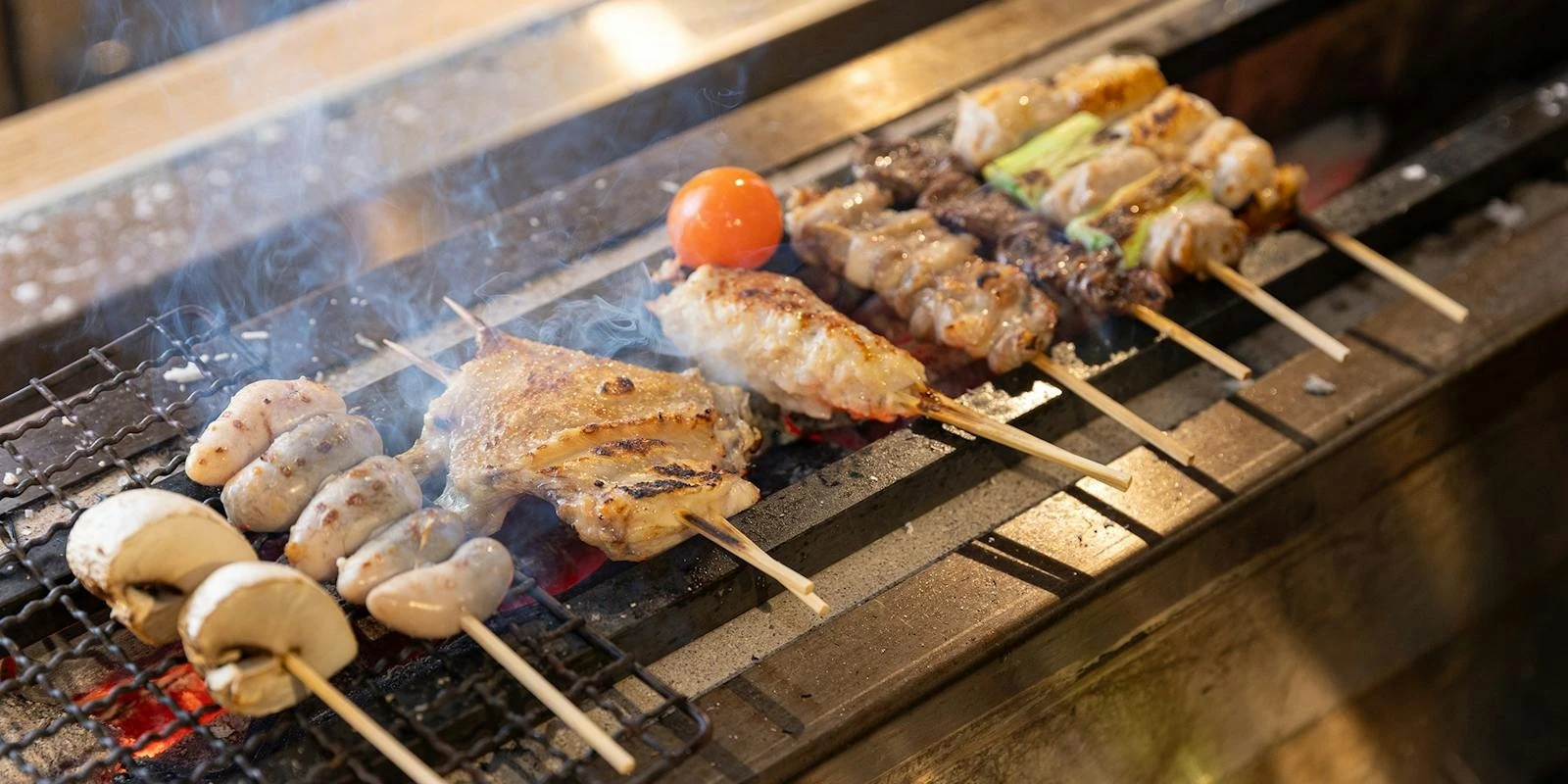 炉ノ鳥の炭火調理の様子
